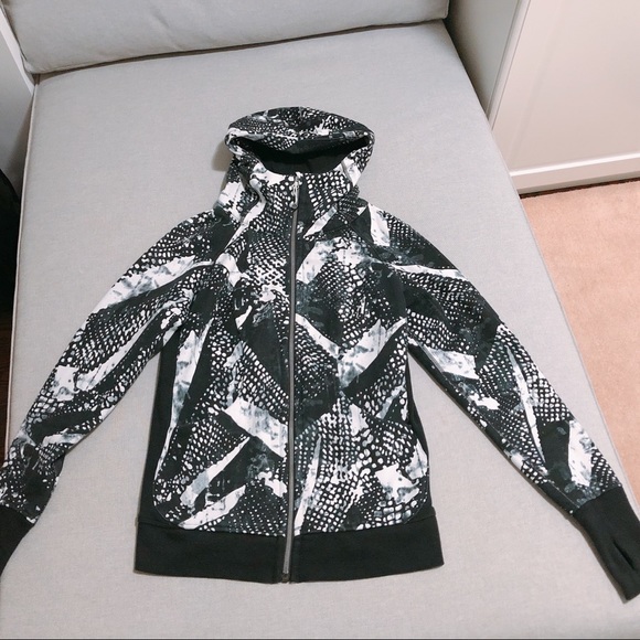 95% new Lululemon think jacket 🧥